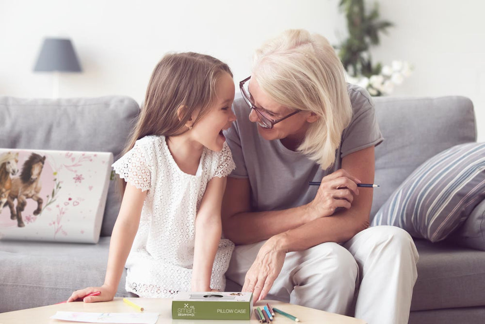 Enkelin und Großmutter mit einem Pferdefreunde Wechselbezug für das smart KIDS ERGONOMIC PILLOW, dem ergonomisches Kissen speziell für Kinder